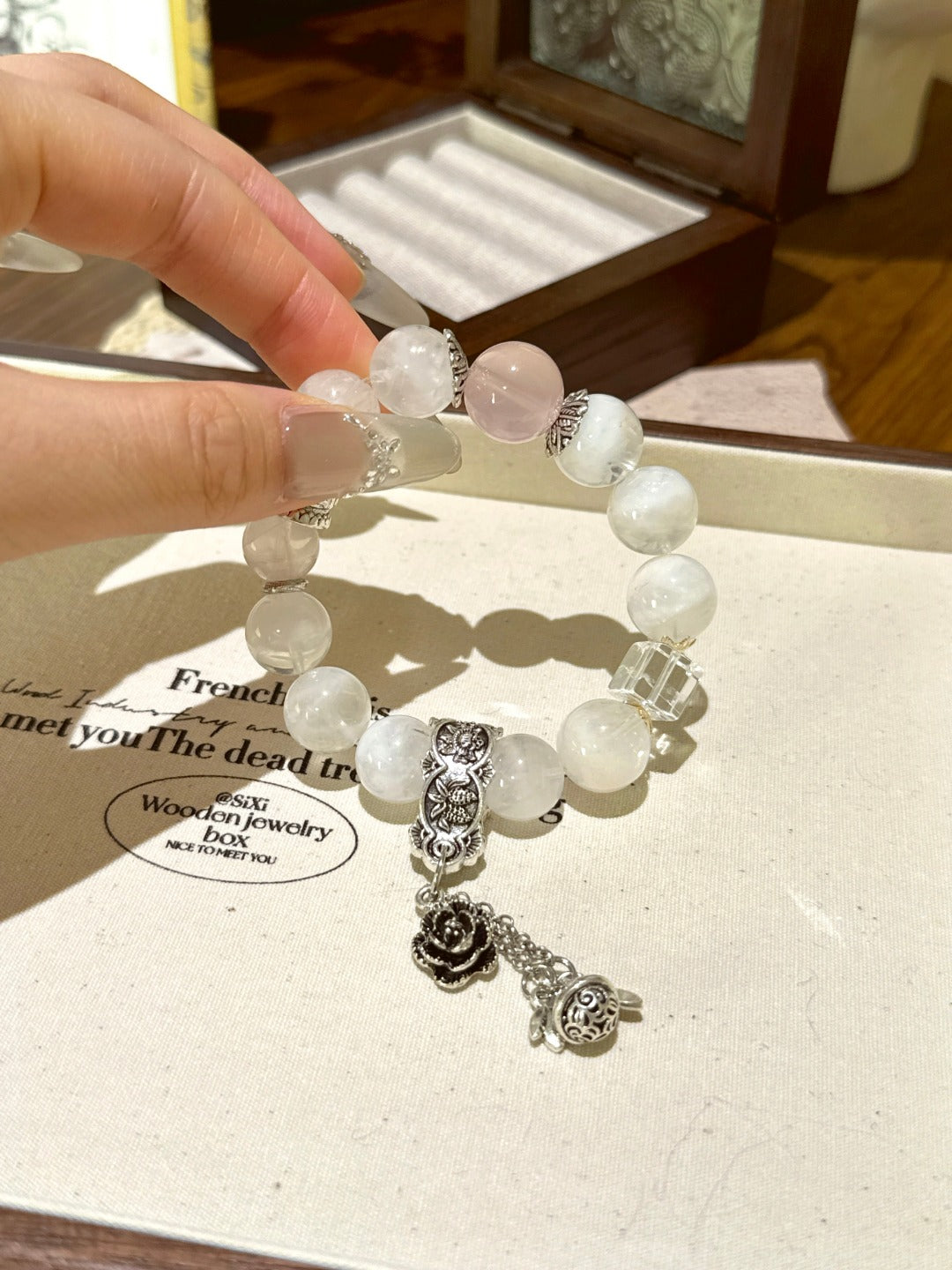 ▫️▪️ White pink crystal white water sugar cube bracelet